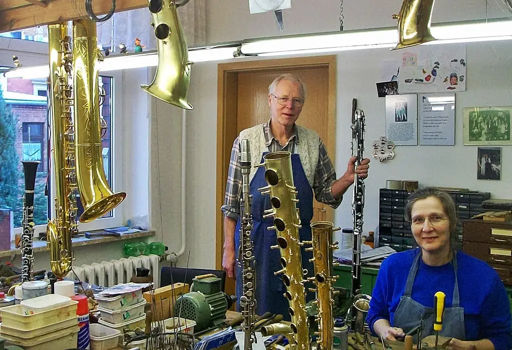 Jürgen Komnick und Silke Atze in der Werkstatt